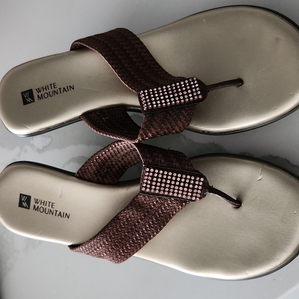 White Mountain size 7.5 wedge sandals with toe post and beading